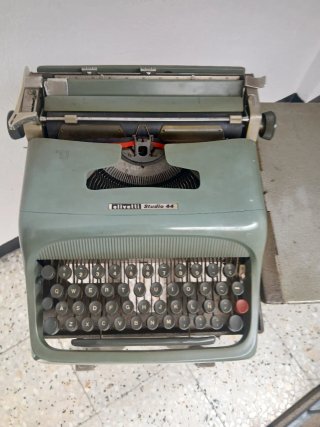 Máquina de escribir Olivetti Studio 44