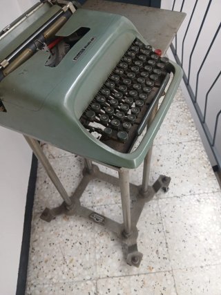 Máquina de escribir Olivetti Studio 44