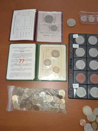 Lote de monedas y álbumes numismática