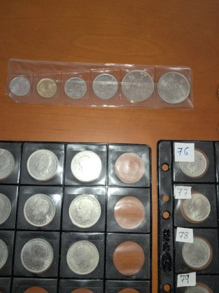 Lote de monedas y álbumes numismática
