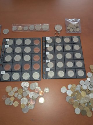 Lote de monedas y álbumes numismática