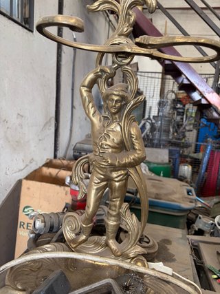 Relojes y figuras de latón