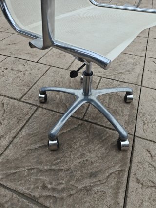 Silla de oficina plateada y blanca