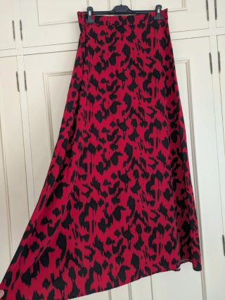 Falda estampada roja y negra