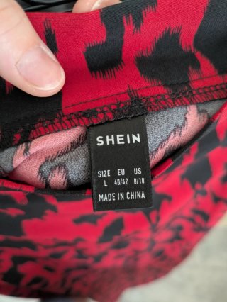 Falda estampada roja y negra