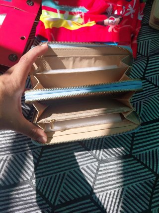 Cartera azul con estampado
