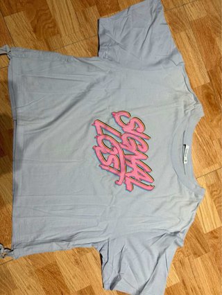 Camiseta de manga corta con letras rosas