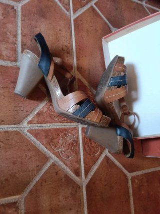 Sandalias de tacón marrones y azules