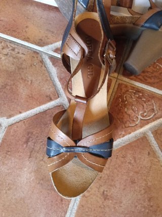 Sandalias de tacón marrones y azules