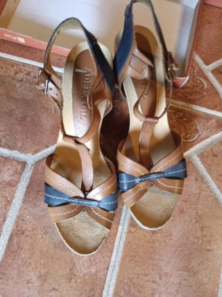 Sandalias de tacón marrones y azules