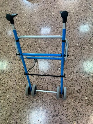 Andador Plegable Azul con Ruedas