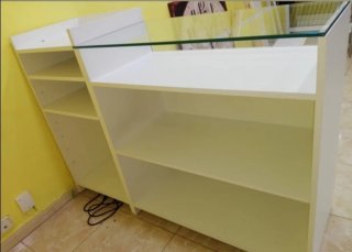 Mostrador y expositor blanco con cristal