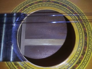 Guitarra hecha a mano.