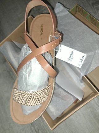 Sandalias planas con tiras cruzadas y esparto