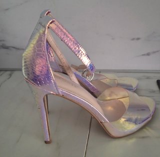 Zapatos de tacón multicolor y rosas