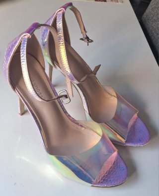 Zapatos de tacón multicolor y rosas