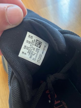 Zapatillas Puma Negras con Detalles Rojos