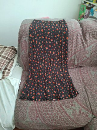 Falda larga floral negra y roja