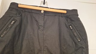 Falda corta negra con cremalleras