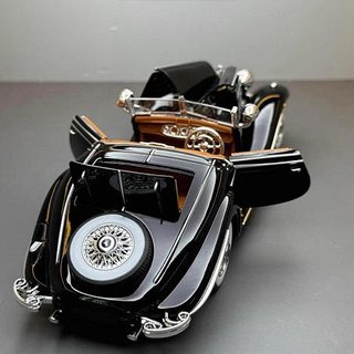 Coche de juguete clásico negro