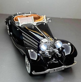 Coche de juguete clásico negro