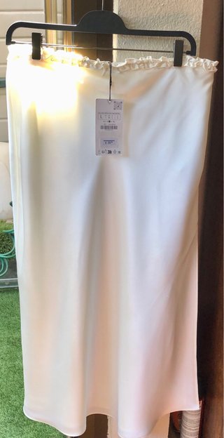 Rebajada Falda midi satinada con volantes