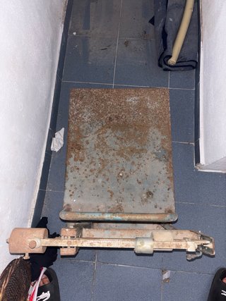 Balanza antigua de hierro