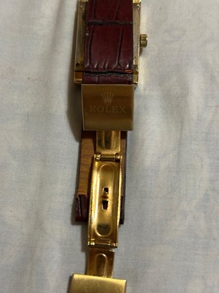 Reloj de pulsera dorado y marrón