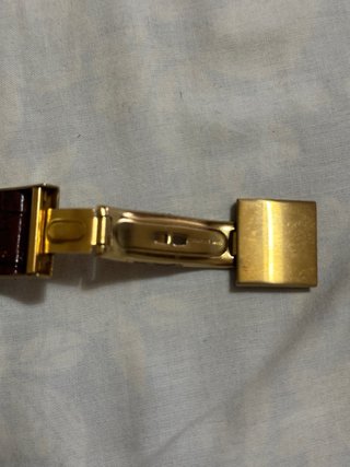 Reloj de pulsera dorado y marrón