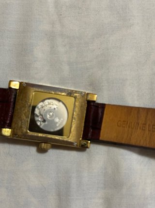 Reloj de pulsera dorado y marrón