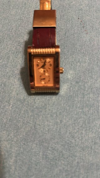 Reloj de pulsera dorado y marrón
