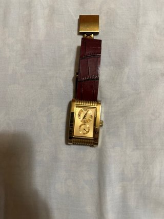 Reloj de pulsera dorado y marrón