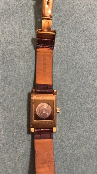Reloj de pulsera dorado y marrón