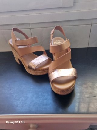 Sandalias de piel beige y nude doradas.