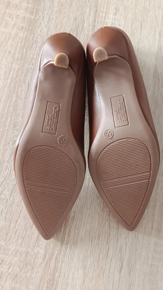 Zapatos de piel de tacón marrones elegantes,