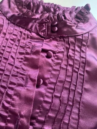 Camiseta morada con cuello alto