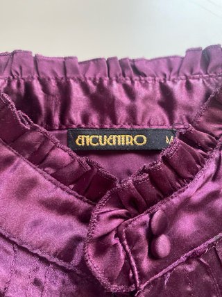 Camiseta morada con cuello alto