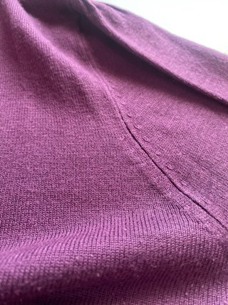Camiseta morada con cuello alto