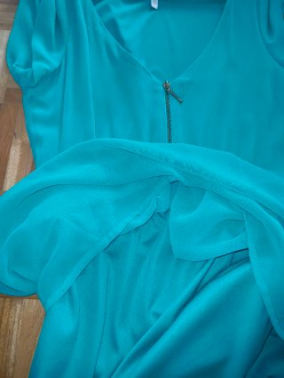 Vestido verde vaporoso con cremallera