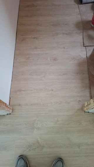 Instalación de suelos y montaje de muebles.