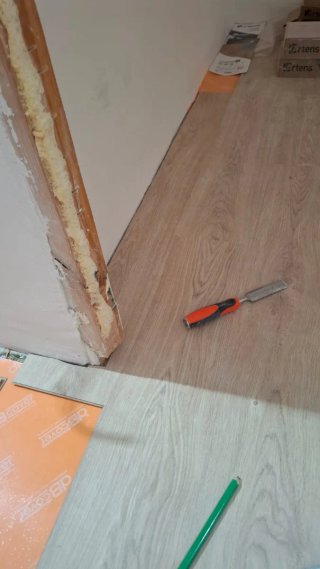Instalación de suelos y montaje de muebles.