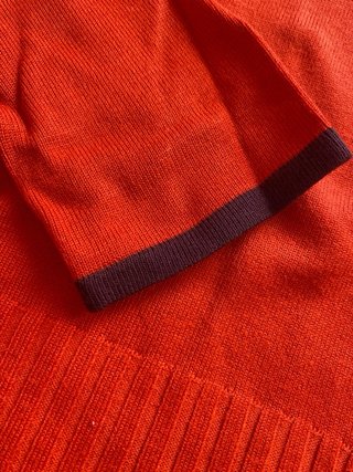 Camiseta roja de punto con cuello alto