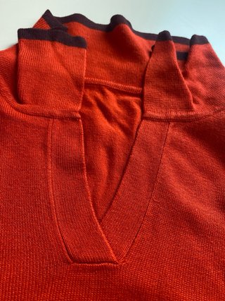 Camiseta roja de punto con cuello alto