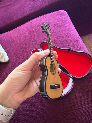 Mini Guitarra Decorativa con Estuche