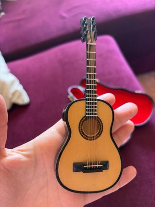 Mini Guitarra Decorativa con Estuche