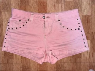 Shorts vaqueros rosas con tachuelas