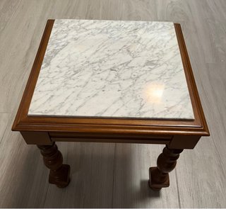 Mesa auxiliar de madera y mármol