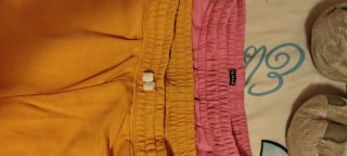 Pantalones cortos naranja y rosa