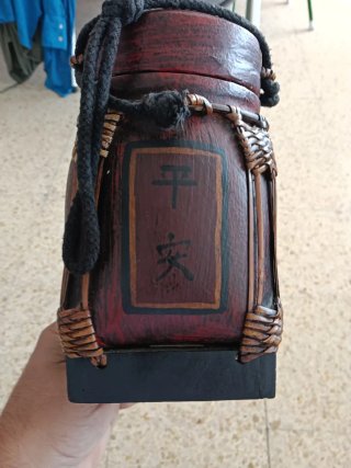 Tarro antiguo de bambú con inscripciones