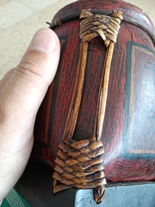 Tarro antiguo de bambú con inscripciones